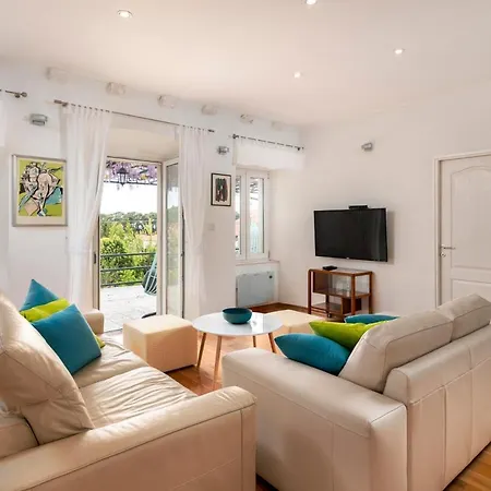 Вилла Pile Sleeps 8 With Pool Air Con And Wifi